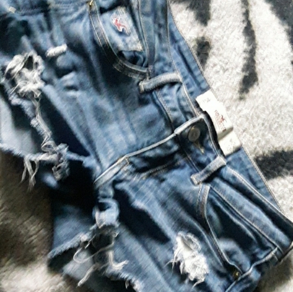 SOLD🌺Hollister distressed made shorts🔥